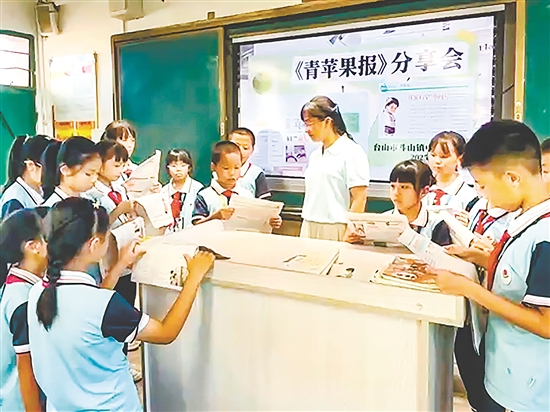 老師與同學(xué)們一起賞析《青蘋果》上刊登的優(yōu)秀作文。