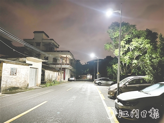 如今的河山村進(jìn)村路兩旁路燈明亮，村民夜間出行更安心。