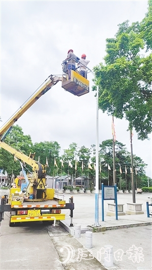 施工人員對(duì)道路兩旁路燈進(jìn)行維修、更換。