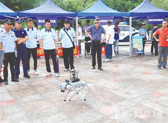 現(xiàn)場(chǎng)展示了先進(jìn)應(yīng)急救援裝備。