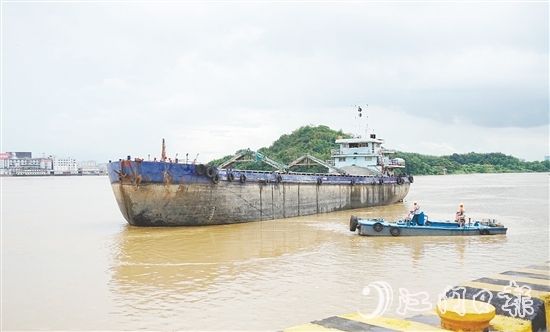 本次演練模擬船只水上遇險，救援隊開展救援工作。