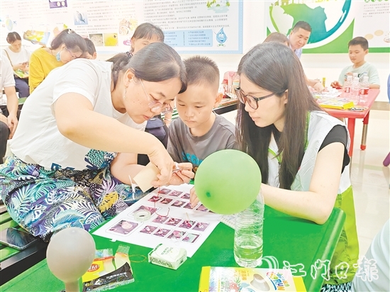 在志愿者講師的引導(dǎo)下，市民群眾通過小實(shí)驗(yàn)了解綠色低碳相關(guān)知識(shí)。