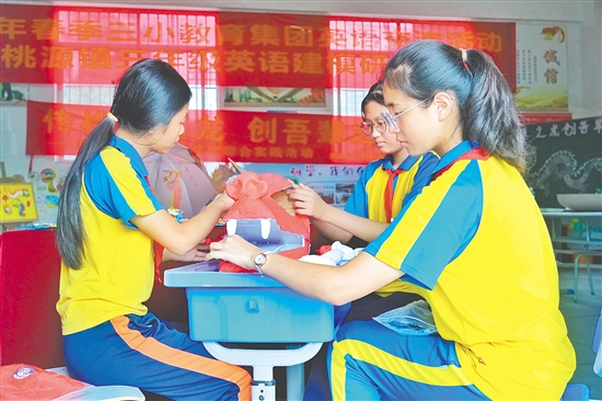 桃源鎮(zhèn)桃源小學(xué)學(xué)生利用黏土、紙板等多種材料，動(dòng)手制作各類非遺“龍”主題手工藝品。