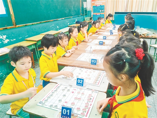 小棋手們神情專注，在棋盤上排兵布陣。