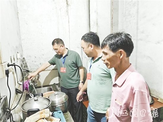 良西鎮(zhèn)人大代表到村民家中了解情況，查看已經(jīng)安裝好的自來水。