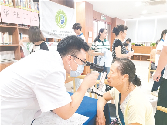 醫(yī)護人員為社區(qū)居民進行視力檢查。