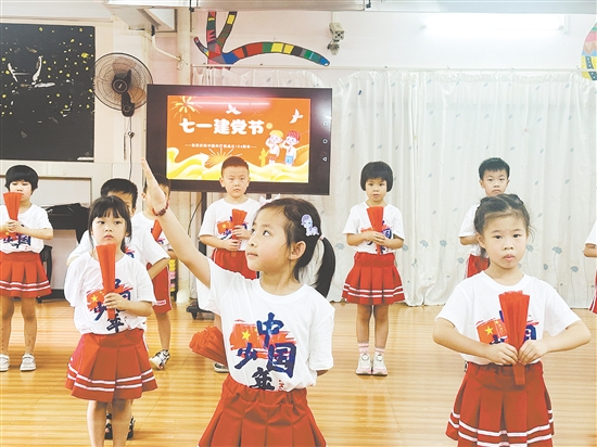 恩平市江洲幼兒園的孩子們唱出對祖國的深情祝福。