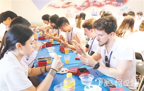 交流團體驗“鎮(zhèn)濠泥雞制作技藝”。