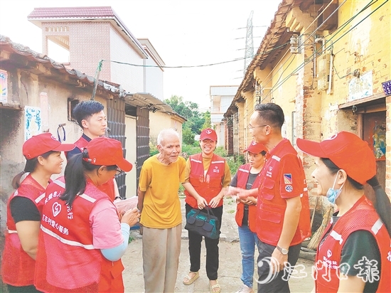 人大代表和紅豐村“愛心服務(wù)隊”進村入戶傾聽民生訴求。
