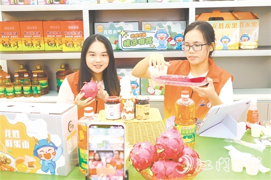 仲愷農(nóng)業(yè)工程學(xué)院學(xué)生在直播間推介龍勝特色農(nóng)產(chǎn)品。