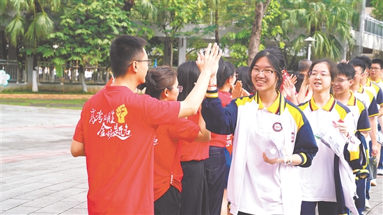 考生們意氣風(fēng)發(fā)地前往考場(chǎng)。