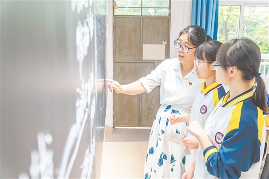 一下課，同學(xué)們就向老師請(qǐng)教。