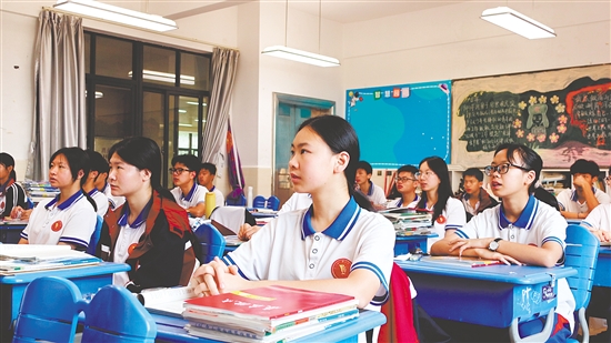 學(xué)生在課堂上認(rèn)真聽(tīng)課。