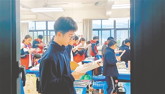 學(xué)生們?cè)谠缱x。