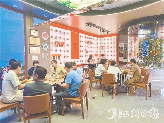 體驗館設(shè)置了休憩和茶點品鑒的區(qū)域，還專門布置了茶坑歷史文化主題展覽。