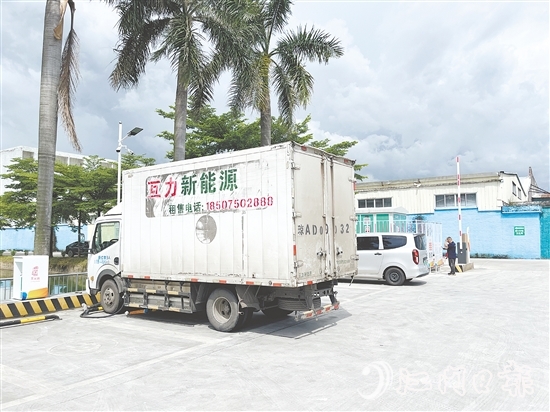 充電站位置優(yōu)越，吸引了很多過(guò)路車輛進(jìn)場(chǎng)充電。