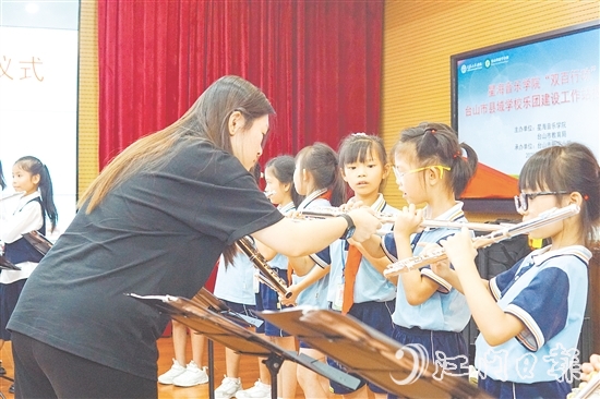 星海音樂學(xué)院師生團隊為臺山學(xué)子進行專業(yè)藝術(shù)指導(dǎo)。