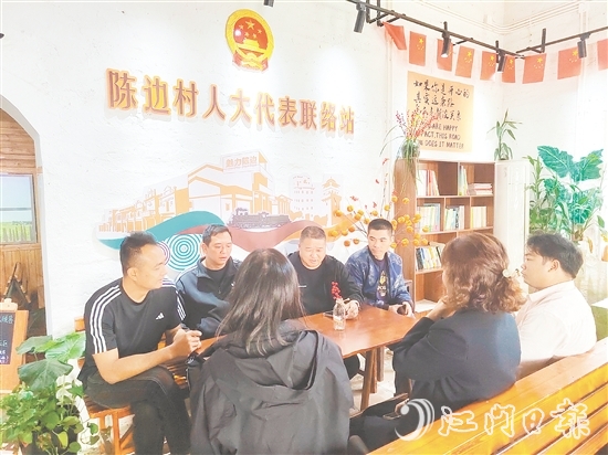 大江鎮(zhèn)人大代表在聯(lián)絡(luò)站接訪群眾，聽(tīng)取群眾意見(jiàn)建議。