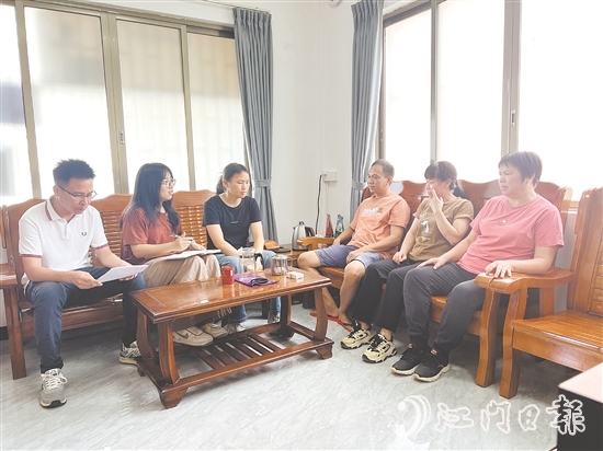 林婉君（左二）和同事們定期深入各村（社區(qū)），與村干部圍坐交流。