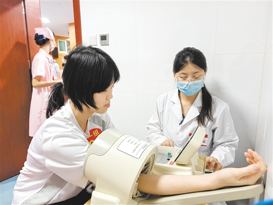 考生有序參加體檢。