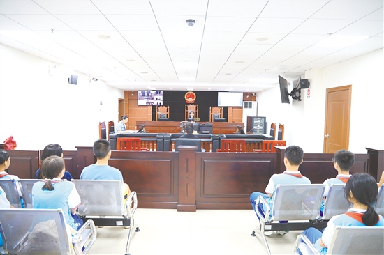 學生旁聽“幫信罪”案件庭審。
