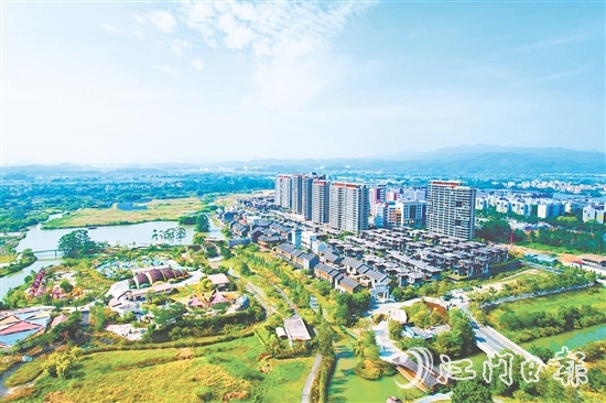 古勞鎮(zhèn)雙橋村將約43公頃（645畝）耕地及魚塘對(duì)接華僑城古勞水鄉(xiāng)景區(qū)發(fā)展魚耕農(nóng)旅項(xiàng)目，每年村、組兩級(jí)收入達(dá)225萬(wàn)元。圖為古勞水鄉(xiāng)景區(qū)。