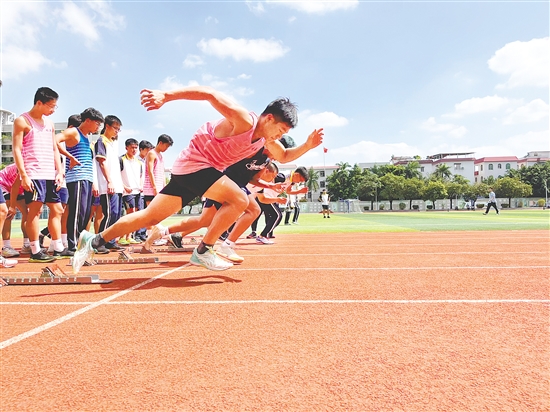 體育班學生在進行專業(yè)訓練。