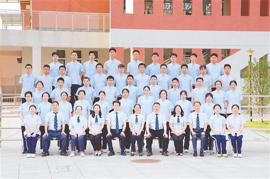 “王炸班級”高三（3）班合影。