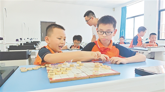 在社團(tuán)活動(dòng)中，教師給予學(xué)生更多練習(xí)時(shí)間，鼓勵(lì)學(xué)生在對(duì)局中嘗試舉一反三。