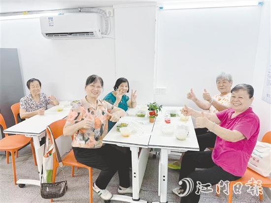 老人在南興社區(qū)嵌入式公共服務(wù)點(diǎn)的長者食堂用餐。