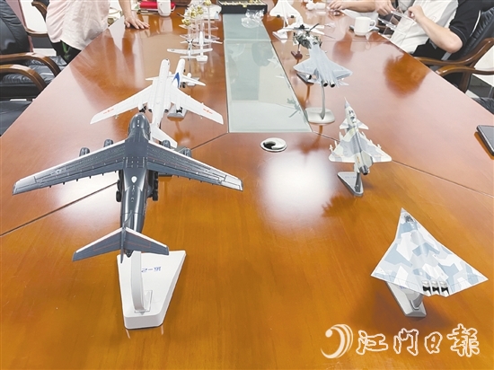 這批飛機(jī)模型采用鋅合金材質(zhì)，利用壓力鑄造技術(shù)制造，屬于市面上較為高端的模型。