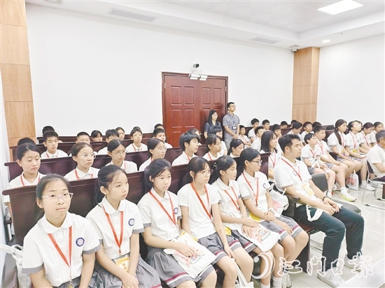 學(xué)生們認(rèn)真旁聽庭審。