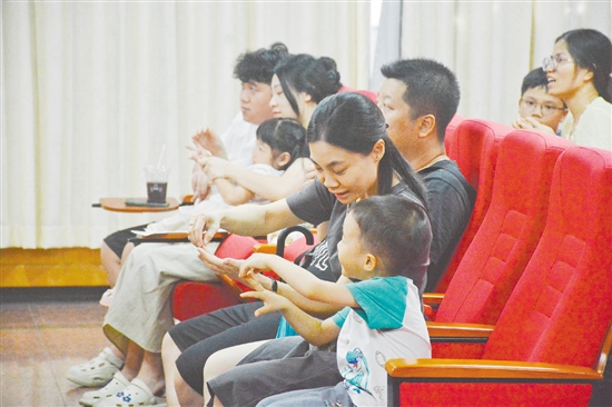 家長在聽講座時(shí)，根據(jù)醫(yī)生的講解在練習(xí)推拿。