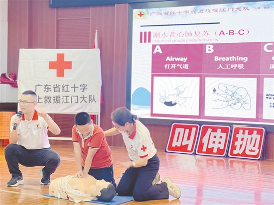 學(xué)生在工作人員指導(dǎo)下進行模擬急救。