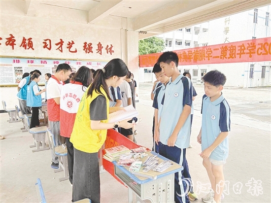 工作人員向學生宣傳防溺水知識。