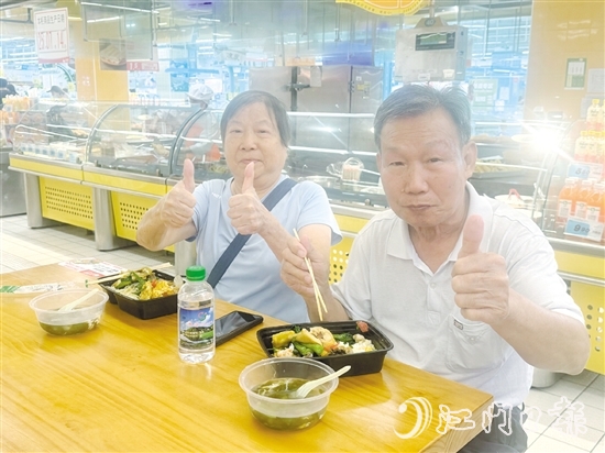 啟用當(dāng)天，大潤發(fā)超市“小開社區(qū)飯?zhí)谩蔽瞬簧匍L者前來參加試吃活動(dòng)。