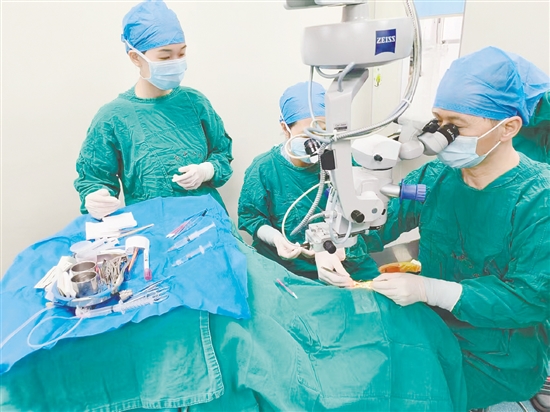 醫(yī)生為患者進行手術。