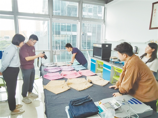 師生走進(jìn)企業(yè)觀摩學(xué)習(xí)。