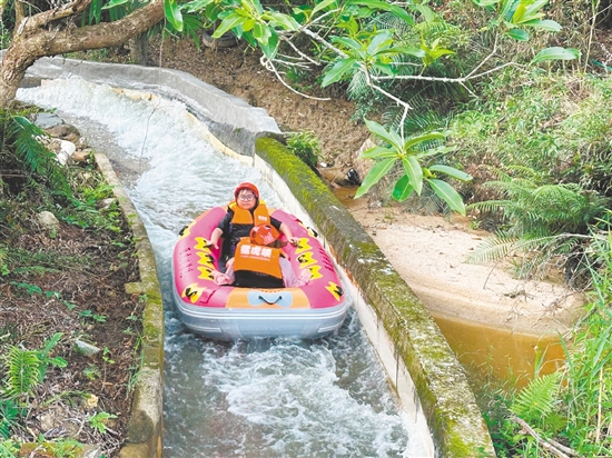 夏天，許多市民游客都熱衷漂流。