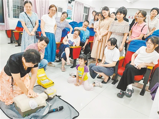 當(dāng)天還舉行了教職工應(yīng)急救護(hù)培訓(xùn)。