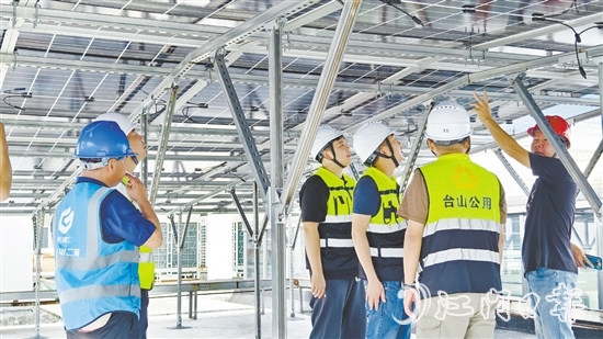 工作人員加快推進(jìn)光伏項(xiàng)目建設(shè)。