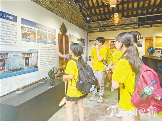 營員們深入鄉(xiāng)村參觀，感受僑鄉(xiāng)發(fā)展變化。