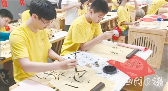 營員們學(xué)習(xí)書法等傳統(tǒng)技藝。