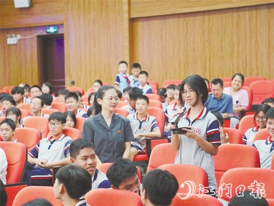 庭審結(jié)束后，承辦法官?lài)@被告人犯罪行為，以案釋法，與學(xué)生互動(dòng)。