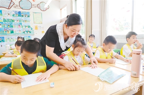 硬筆書法課上，孩子們?cè)诮處煹闹笇?dǎo)下，一筆一畫認(rèn)真書寫。