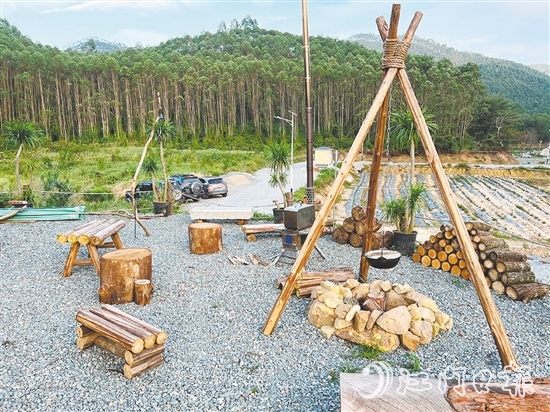 ▲臺山本地民宿創(chuàng)新打造了草坪公園、野餐區(qū)域，配備相關(guān)設(shè)施供游客露營、野餐使用。