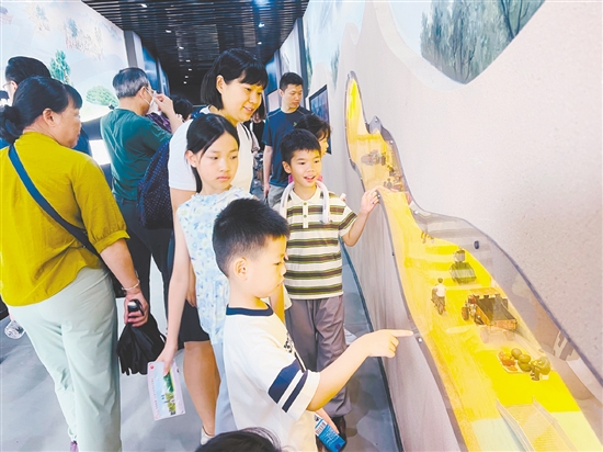 親子家庭在小鳥天堂生態(tài)體驗(yàn)館學(xué)習(xí)參觀。