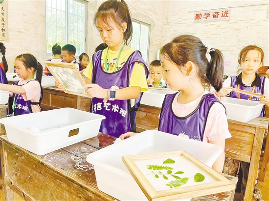 荷溪星舍民宿將歷史文化和鄉(xiāng)村自然生態(tài)有機(jī)結(jié)合，定期開展手工實(shí)踐活動(dòng)。