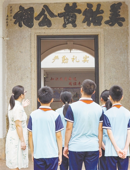 學(xué)校組織開展德育活動(dòng)，通過講述校史中的革命故事，讓學(xué)生了解那段崢嶸的歷史。