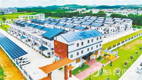 走進(jìn)址山鎮(zhèn)蓮珠新村，傳統(tǒng)的農(nóng)村建筑經(jīng)過(guò)“光伏+”改造后，充滿科技感。
